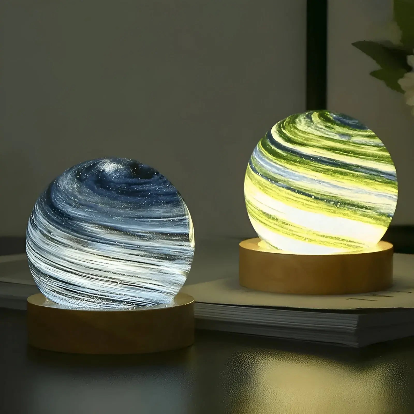 Starry Aura | 3D Glazen Miniplaneetlamp met USB-Voeding en Houten Voet - Afbeelding 2