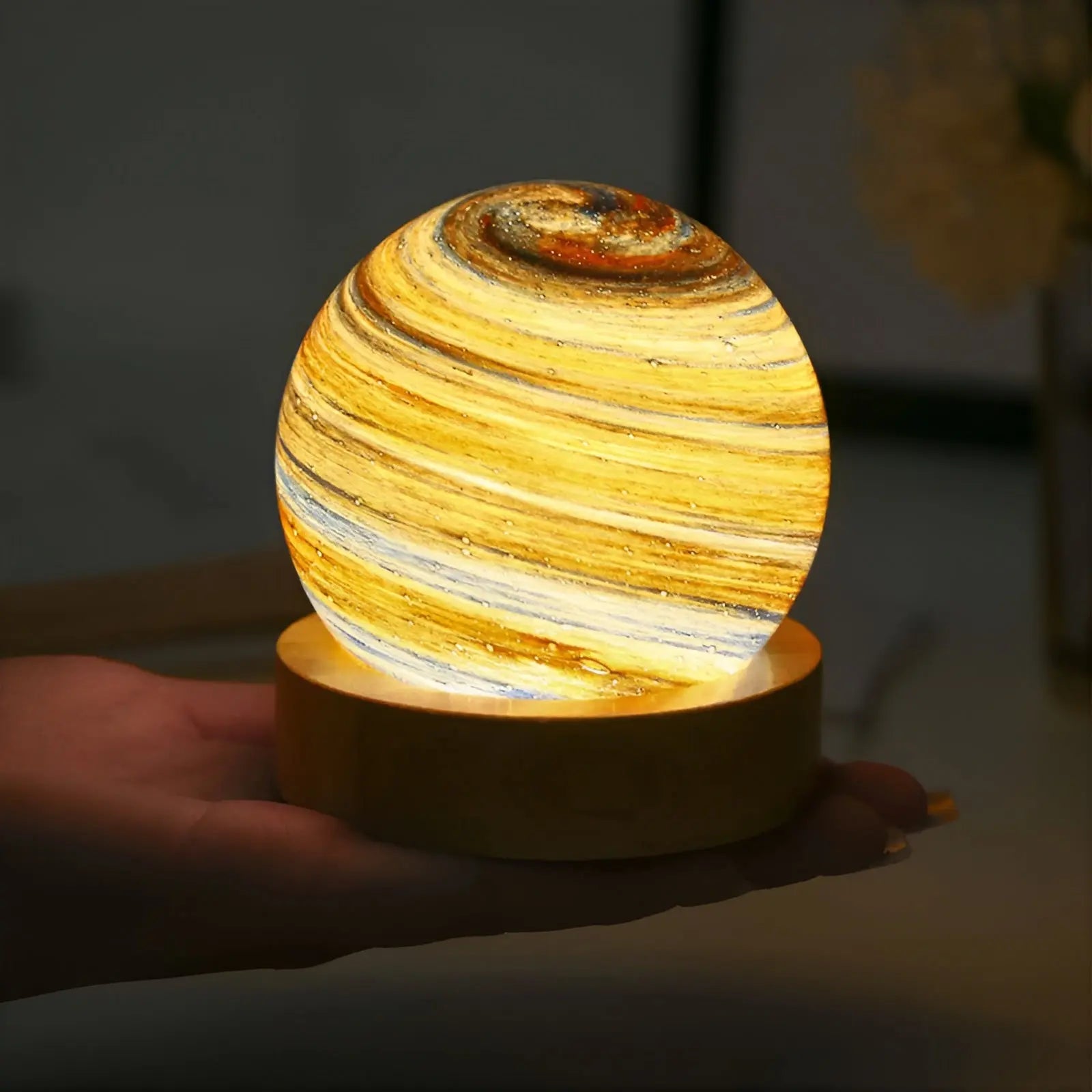 Starry Aura | 3D Glazen Miniplaneetlamp met USB-Voeding en Houten Voet - Afbeelding 3