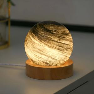 Starry Aura | 3D Glazen Miniplaneetlamp met USB-Voeding en Houten Voet